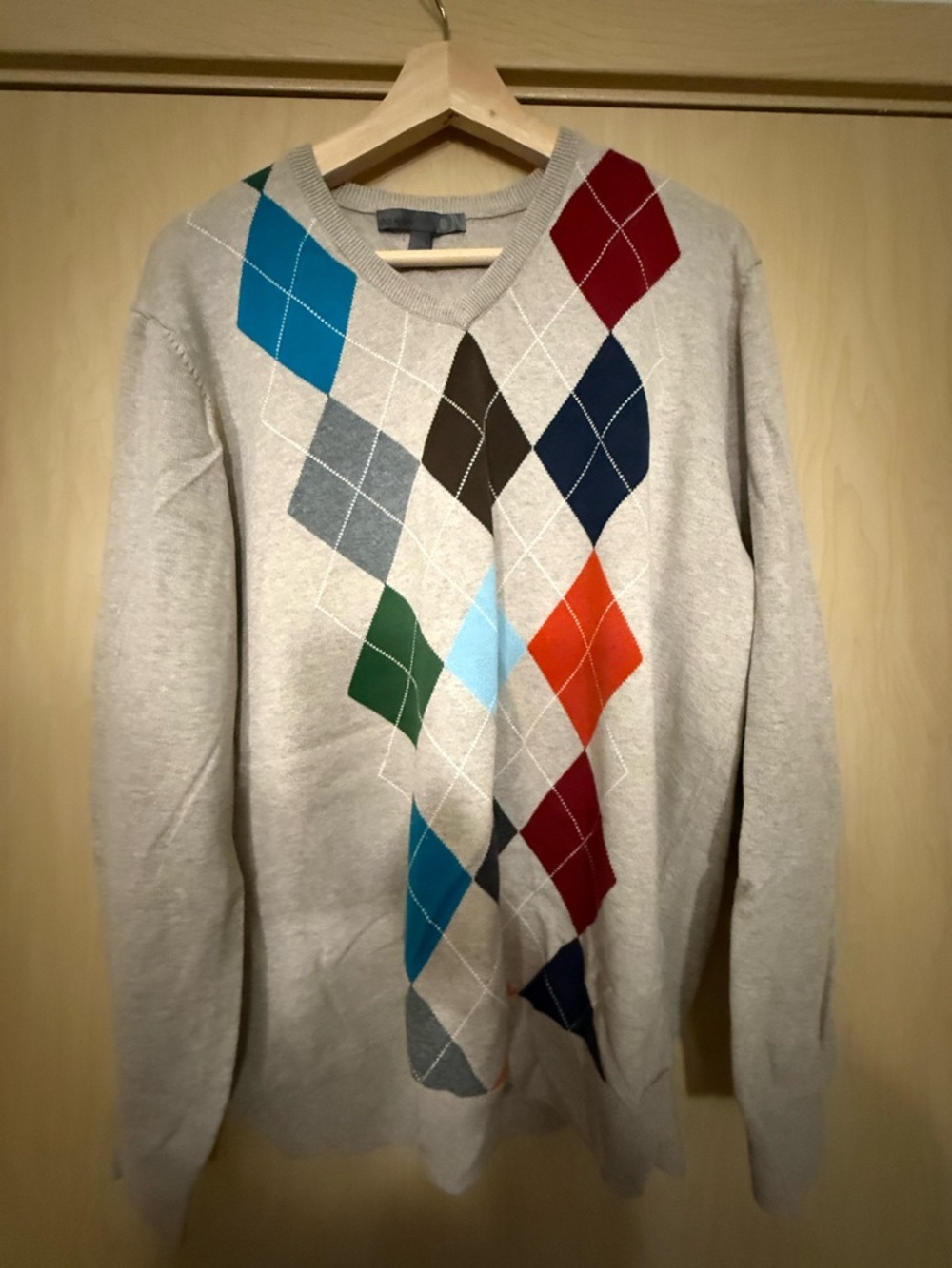 Men's Light Gray Argyle V-Neck Sweater - Multicolor Diamond Pattern